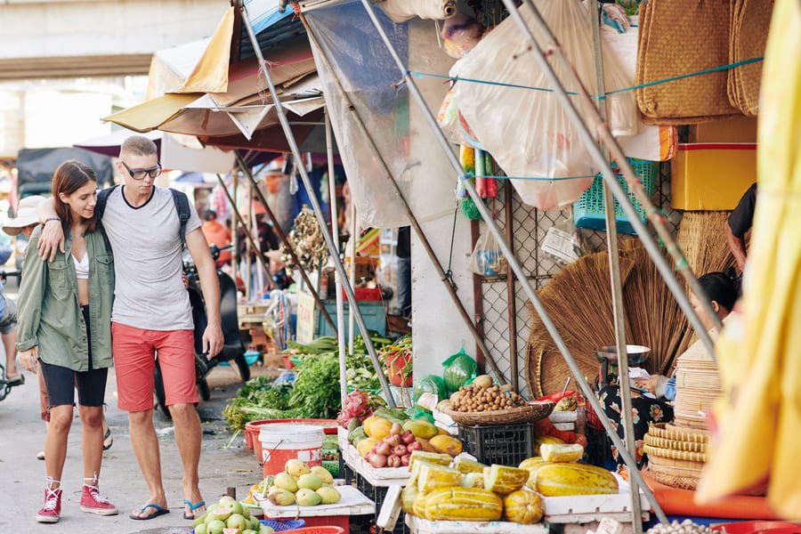 turistas en mercado chino caminando