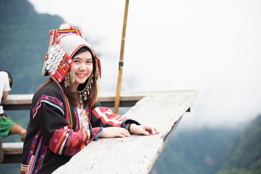 Chica mirando el paisaje de Yunnan